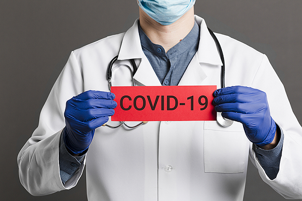 Médico com aviso COVID-19