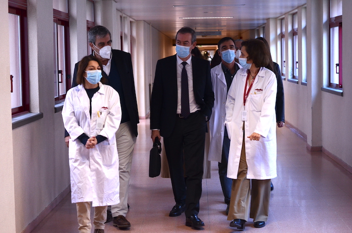 Bastonário da Ordem dos Médicos, Miguel Guimarães, e Tânia Russo, da Federação Nacional dos Médicos, em visita ao Hospital Fernando Fonseca